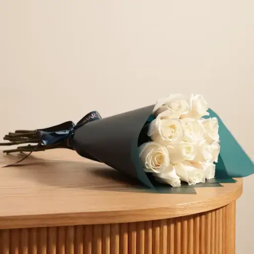 [127]  White Roses in Glass Vase | Code 127