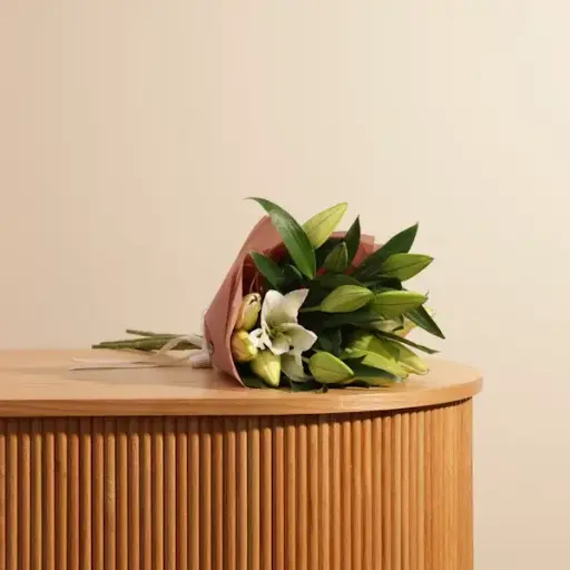 [255] باقة همسات الليليوم الأبيض | 5 زهور | كود 255